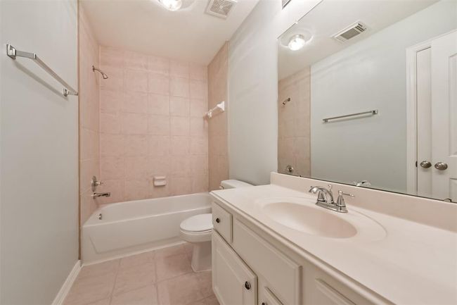 Upstairs Bathroom | Image 19