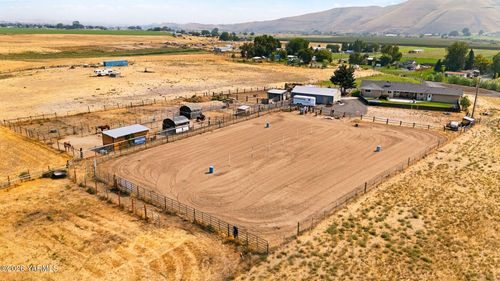 7773 N Wenas Rd, Selah, WA, 98942-9134 | Card Image