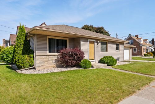 1041 N 17 St, Manitowoc, WI, 54220 | Card Image