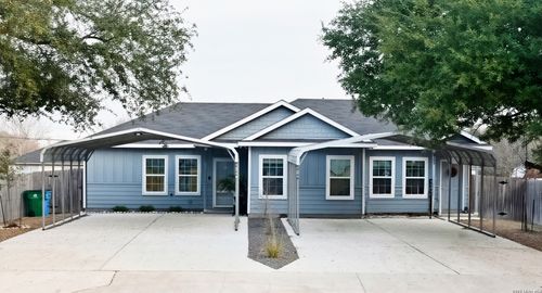 810 E Baxter St, Seguin, TX, 78155-1716 | Card Image