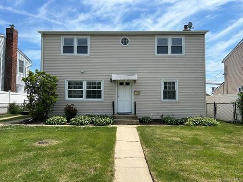 32 Gables Dr, Hicksville, NY, 11801-3216 | Card Image