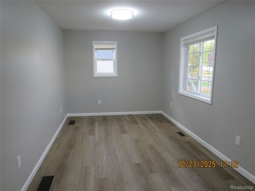 121 W Columbia Ave, Pontiac, MI, 48340-1811 | Card Image