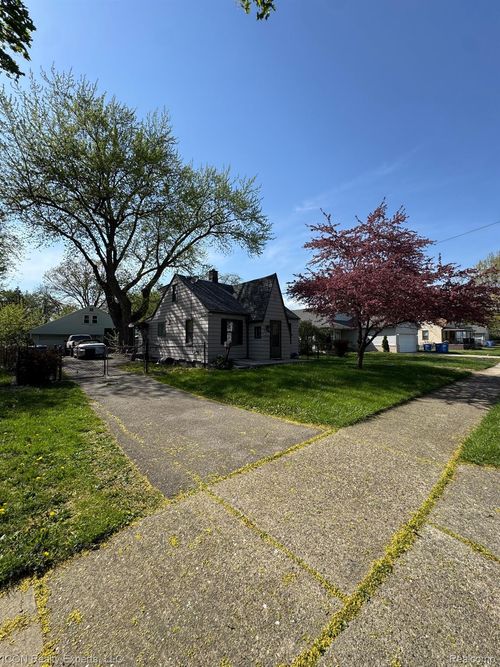 24231 Stewart Ave, Warren, MI, 48089-5731 | Card Image
