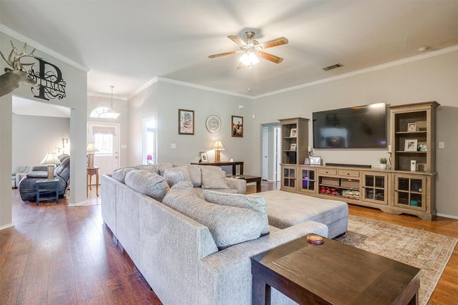 Living area with ceiling and crown molding, baseboards. | Image 13