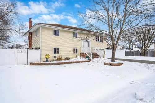 73 Olive St, Central Islip, NY, 11722-3925 | Card Image