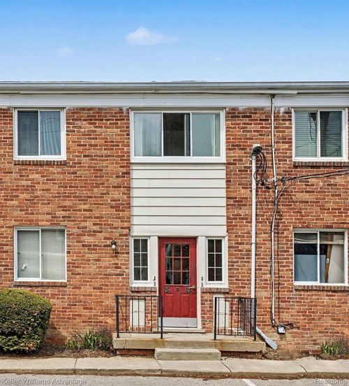 c10-32718 Grand River Avenue, Farmington, MI, 48336 | Card Image