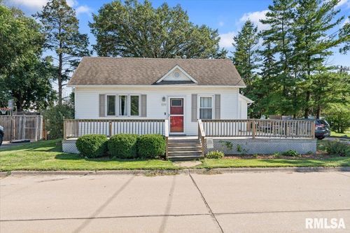 109 W Davies St, Eldridge, IA, 52748-1222 | Card Image