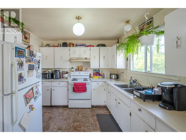 1486 Naish Dr, Home with 7 bedrooms, 4 bathrooms and 4 parking in Penticton BC | Image 7