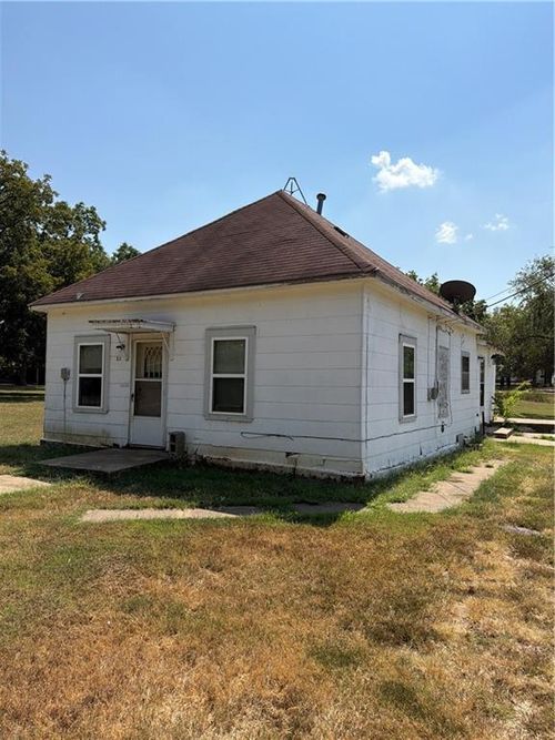 211 Charles St, Humboldt, KS, 66748-1367 | Card Image