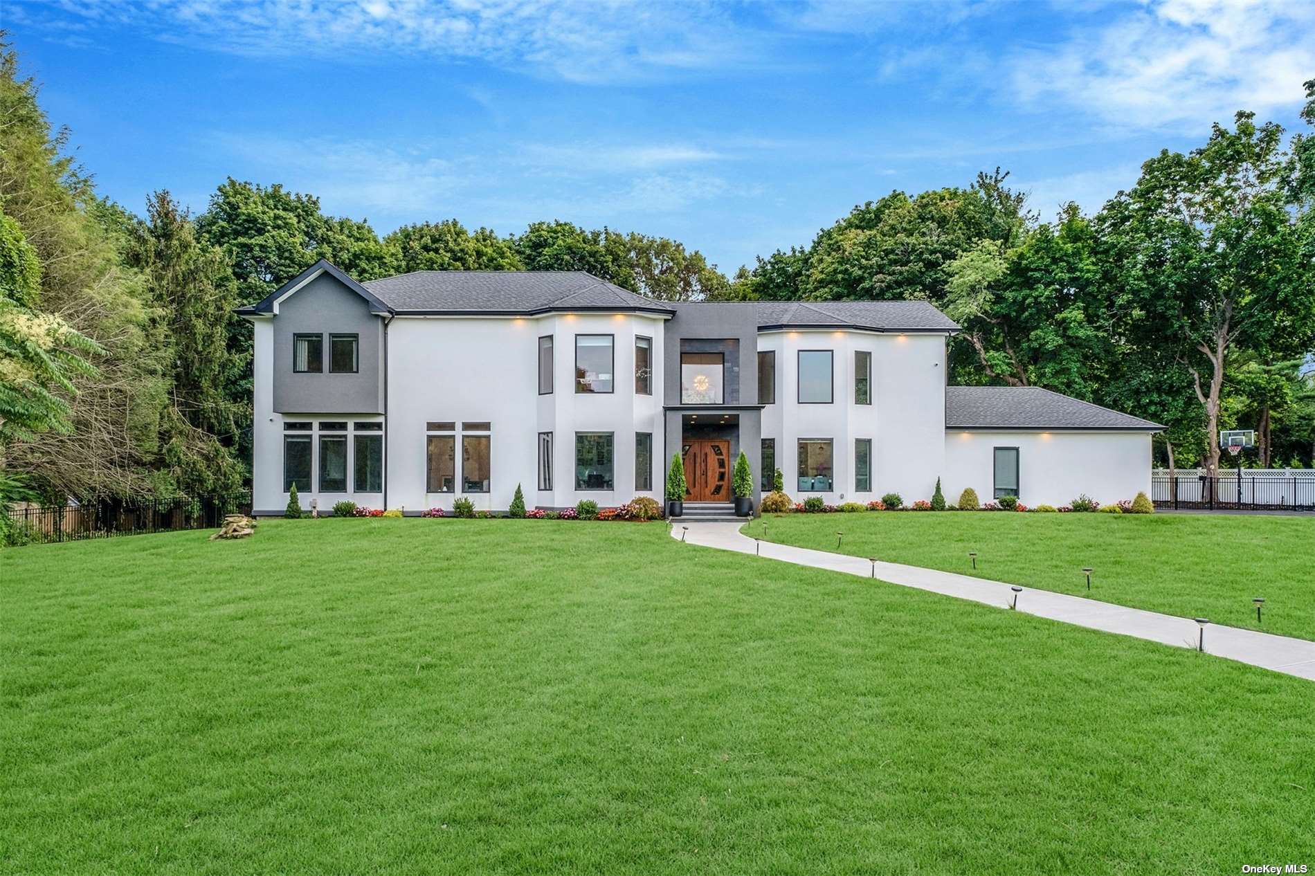 Maryanne Ct, Huntington, NY 11743