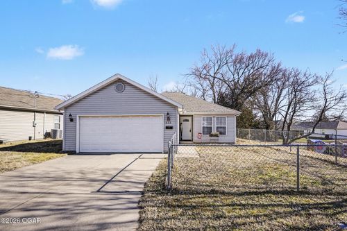 533 N Walker St, Webb City, MO, 64870-1456 | Card Image