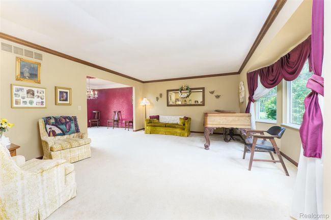 Large living room with bay window | Image 4