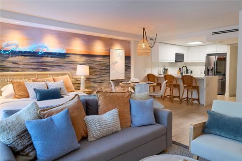apt-329-2301 Collins Ave, Miami Beach, FL, 33139-1610 | Card Image