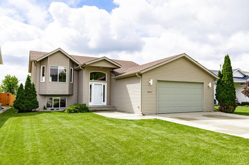 807 16th Ave W, West Fargo, ND, 58078-4608 | Card Image