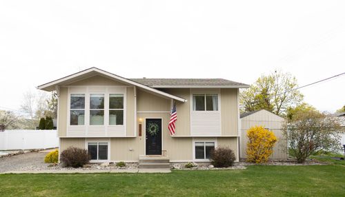 2216 S Cuba St, Spokane, WA, 99223-5590 | Card Image