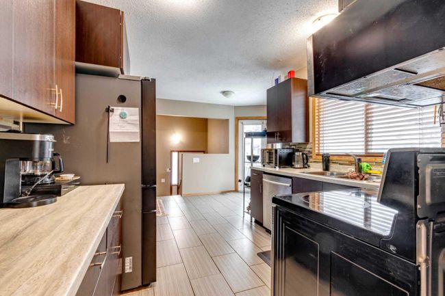 104 Pinewind Close Ne, Home with 4 bedrooms, 3 bathrooms and 4 parking in Calgary AB | Image 5