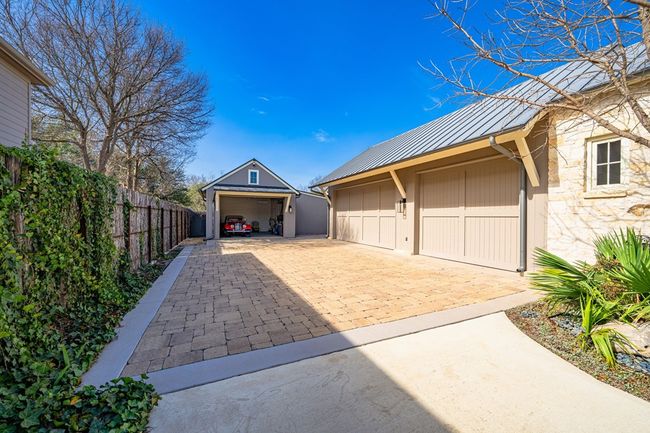 705 W Creek St, Home with 3 bedrooms, 5 bathrooms and 3 parking in Fredericksburg TX | Image 37