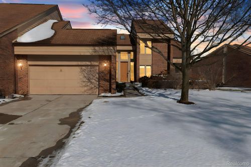 29709 Deer Run, Farmington Hills, MI, 48331-1979 | Card Image