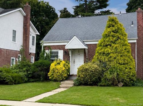 534 Sperry Blvd, New Hyde Park, NY, 11040-3841 | Card Image