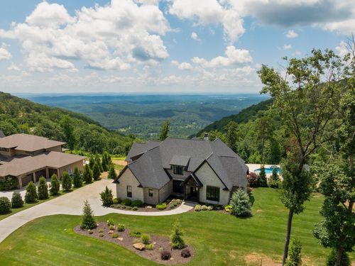 8008 Mountain Laurel Trl, Signal Mountain, TN, 37377-3025 | Card Image