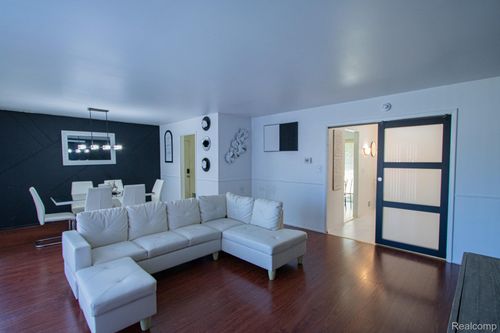 38684 Meadowlawn St, Wayne, MI, 48184-1078 | Card Image