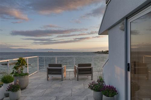 554 Beach Dr, Victoria, BC, V8S2M5 | Card Image
