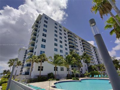 2L - 7501 E Treasure Dr, Condo with 1 bedrooms, 1 bathrooms and null parking in North Bay Village FL | Image 1