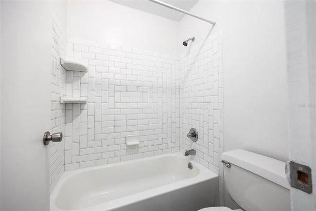 Upstairs Bathroom | Image 12