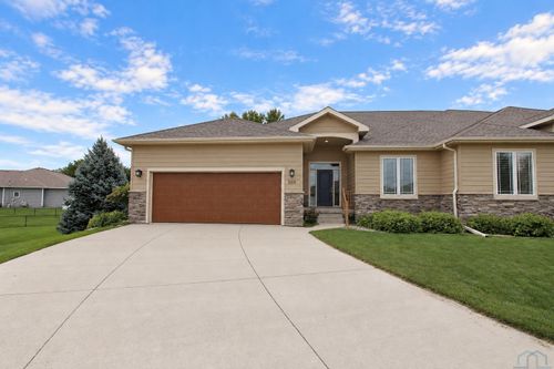 208 S Churchill Cir, North Sioux City, SD, 57049-5311 | Card Image