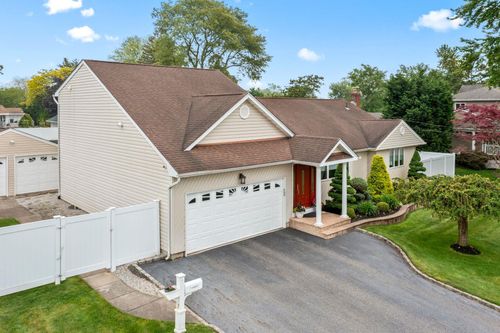 7 Amboy Rd, Oakdale, NY, 11769-1520 | Card Image