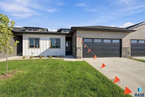2812 E Hazelnut St, Brandon, SD, 57005-6828 | Card Image