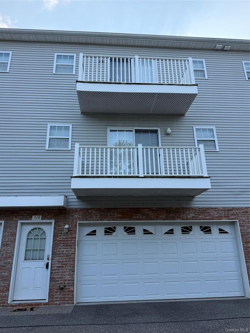 2-318 Cross St, Westbury, NY, 11590-2305 | Card Image