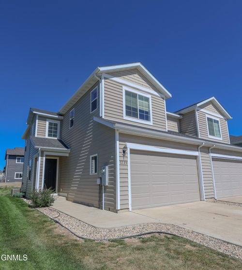 2726 28th St W, Williston, ND, 58801-3558 | Card Image