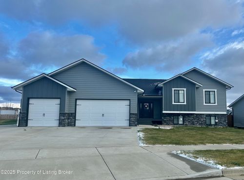 1744 Yellowstone Cir, Dickinson, ND, 58601-3002 | Card Image