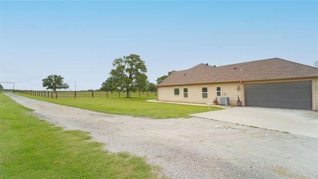 Garage and Entry | Image 23