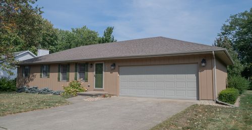 701 Thomas Dr, Heyworth, IL, 61745-9325 | Card Image