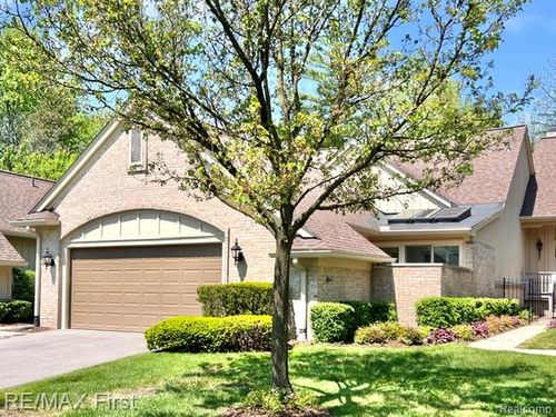 3-2483 Hickory Glen Dr, Bloomfield Hills, MI, 48304-2207 | Card Image