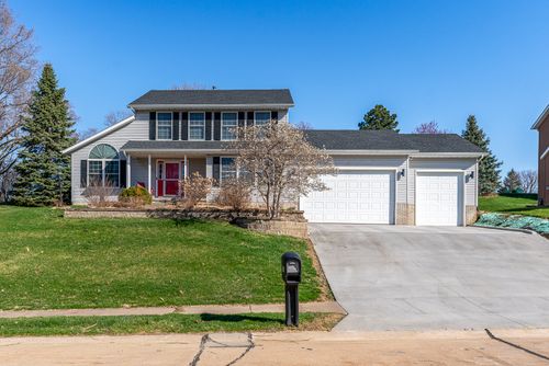 76 Parkview Dr, Eldridge, IA, 52748-9557 | Card Image