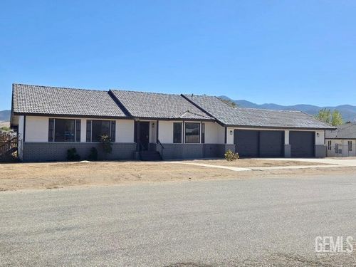 20220 Mesa Dr, Tehachapi, CA, 93561-7558 | Card Image