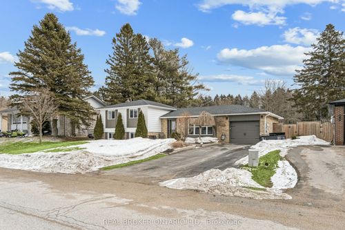 35 Douglas Cres, Hillsburgh, ON, N0B1Z0 | Card Image