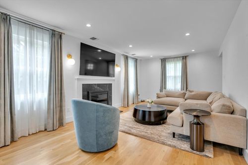 131 Charles St, E Williston, NY, 11596-2403 | Card Image