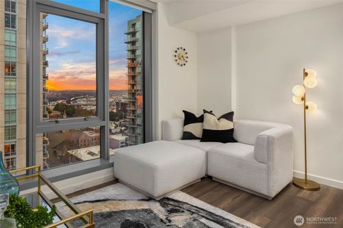 1807-800 Columbia St, Seattle, WA, 98104-3750 | Card Image