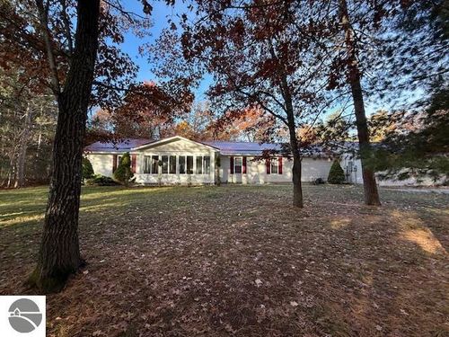 10526 County Rd 502, Roscommon, MI, 48653-8475 | Card Image