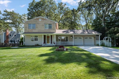4 Superior St, Miller Place, NY, 11764-2515 | Card Image