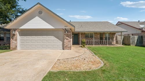 9497 E Magnoliawood Dr, Claremore, OK, 74019-7258 | Card Image