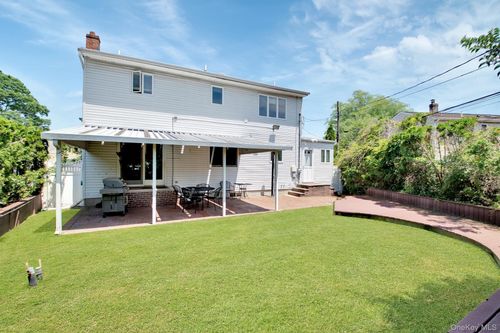 977 Woodcliff Dr, Franklin Square, NY, 11010-1022 | Card Image