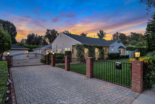 21219 De La Osa, Woodland Hills, CA, 91364 | Card Image