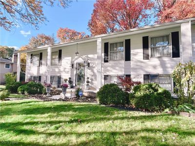 Bi-level home with great curb appeal. | Image 1