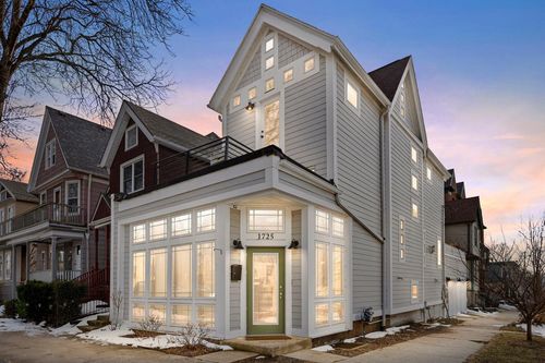 1725 N Astor Street, Milwaukee, WI, 53202 | Card Image