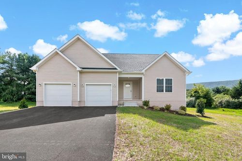40 Mdg Ct, BERKELEY SPRINGS, WV, 25411-3881 | Card Image